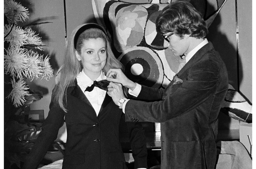 Catherine Deneuve usando 'Le Smoking' e Yves Saint Laurent