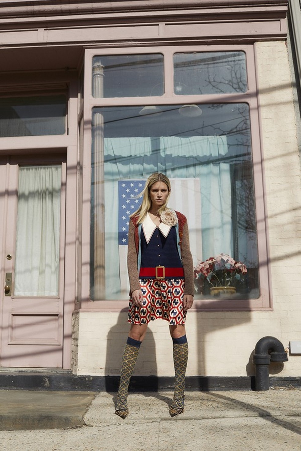 Hoje em dia, o look todo Gucci seria a escolha de Carrie para um café com o seu famoso trio de amigas (Foto: Pedro Arieta/Glamour Brasil) — Foto: Glamour
