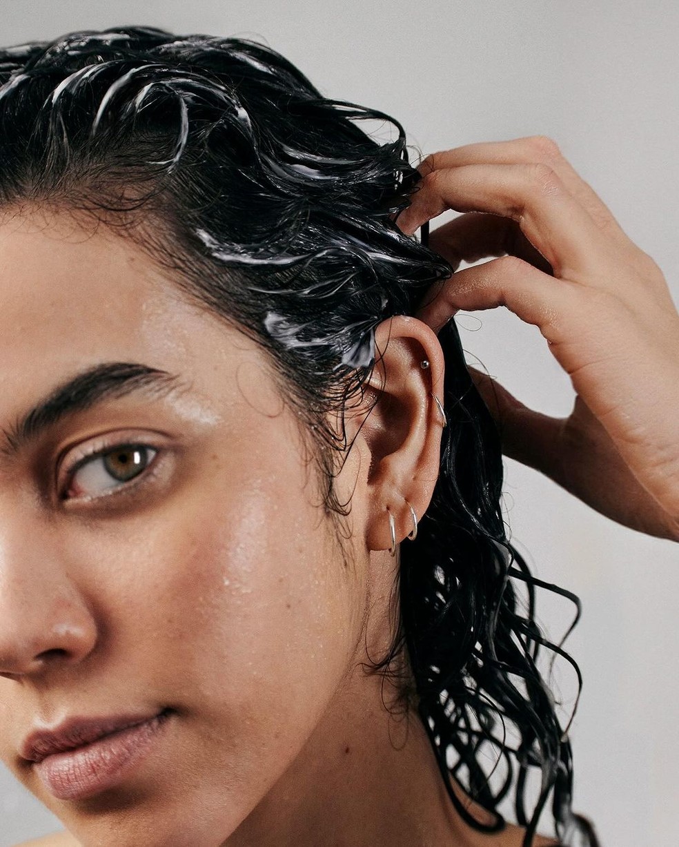 Produtos de cabelo podem causar acne? — Foto: Foto: @olapex