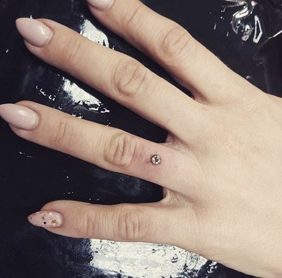 Casais estão substituindo anel de noivado por piercing no dedo (Foto: Reprodução/Instagram) — Foto: Glamour