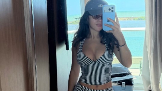 Maisa elege conjuntinho listrado para curtir dia na praia