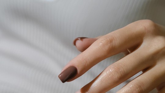 Esmalte marrom: 5 opções nacionais e importadas para usar a cor do momento nas unhas