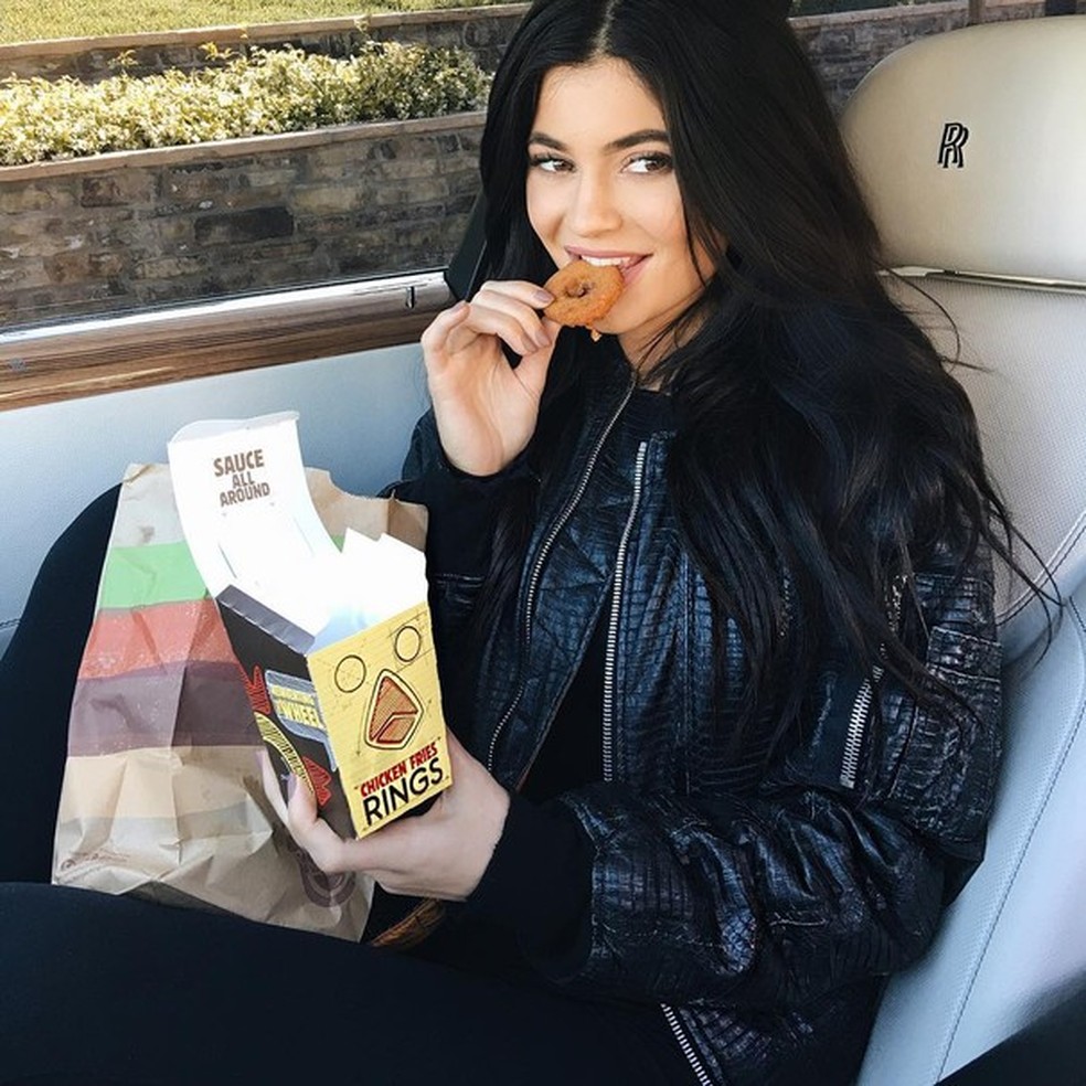 Meu tipo de anel, comentou Kylie Jenner sobre as batatas do Burger King (Foto: Reprodução/ Instagram) — Foto: Glamour