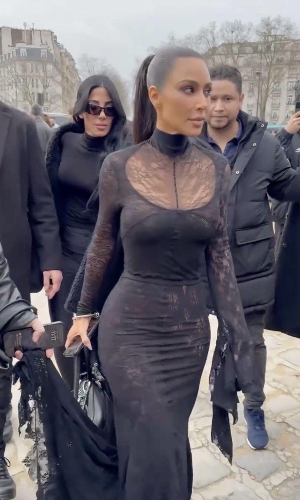 Kim Kardashian concentra os flashes no desfile da Balenciaga em Paris — Foto: Instagram