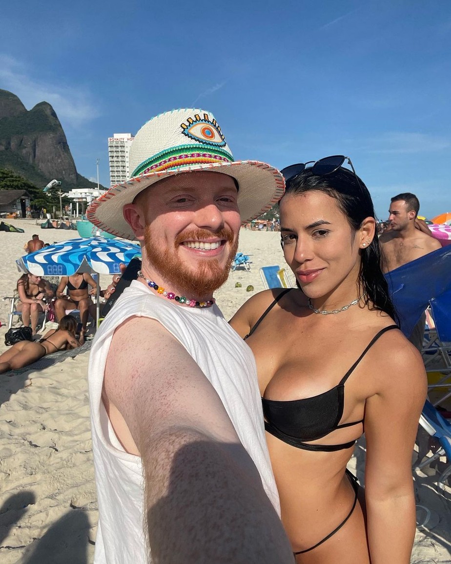 BBB 23: Manoel Vicente curte praia com ex-integrantes do reality