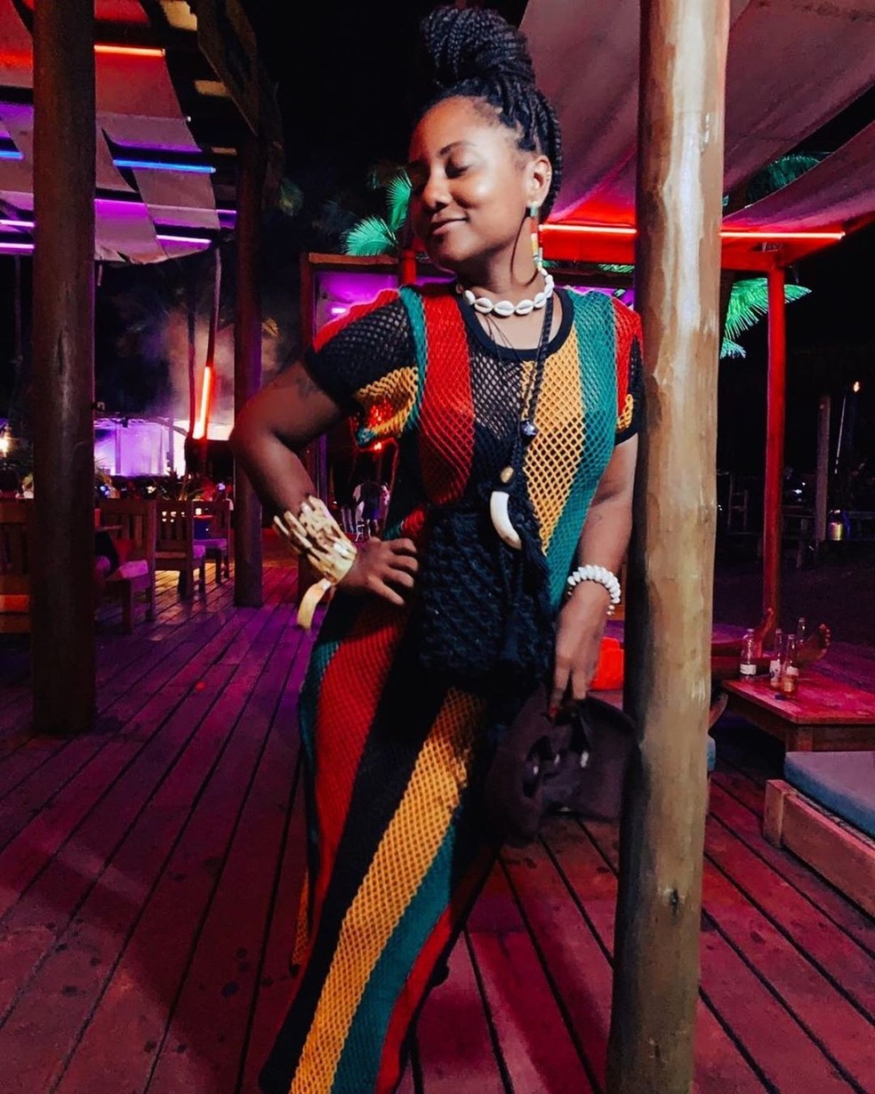 Um vestido multicolor e acessórios poderosos no look da Luiza Brasil (Foto: reprodução) — Foto: Glamour