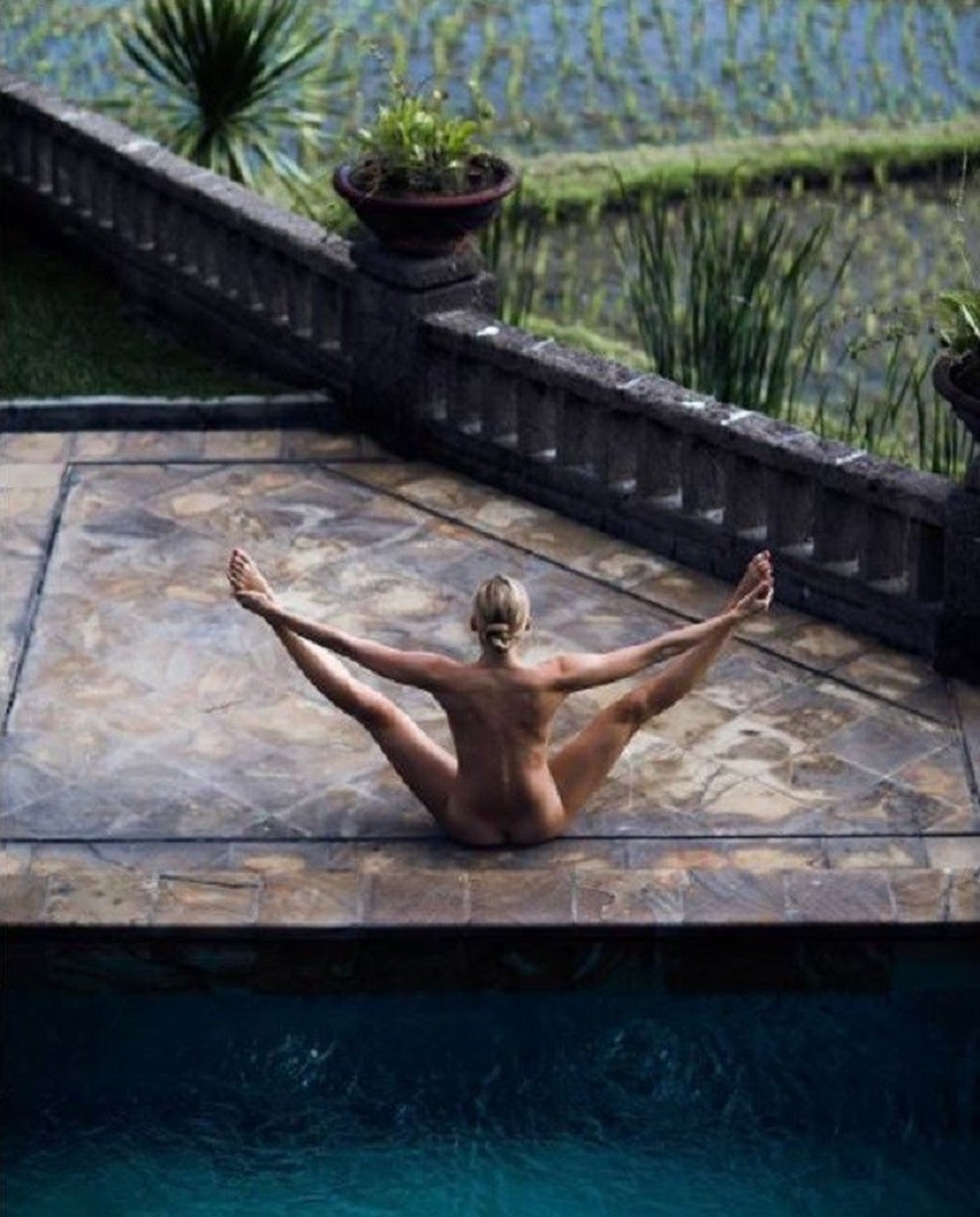 A iogue por trás do @nude_yogagirl mantém sua identidade em segredo, mas suas fotos bombam no Instagram! (Foto: Reprodução Instagram) — Foto: Glamour