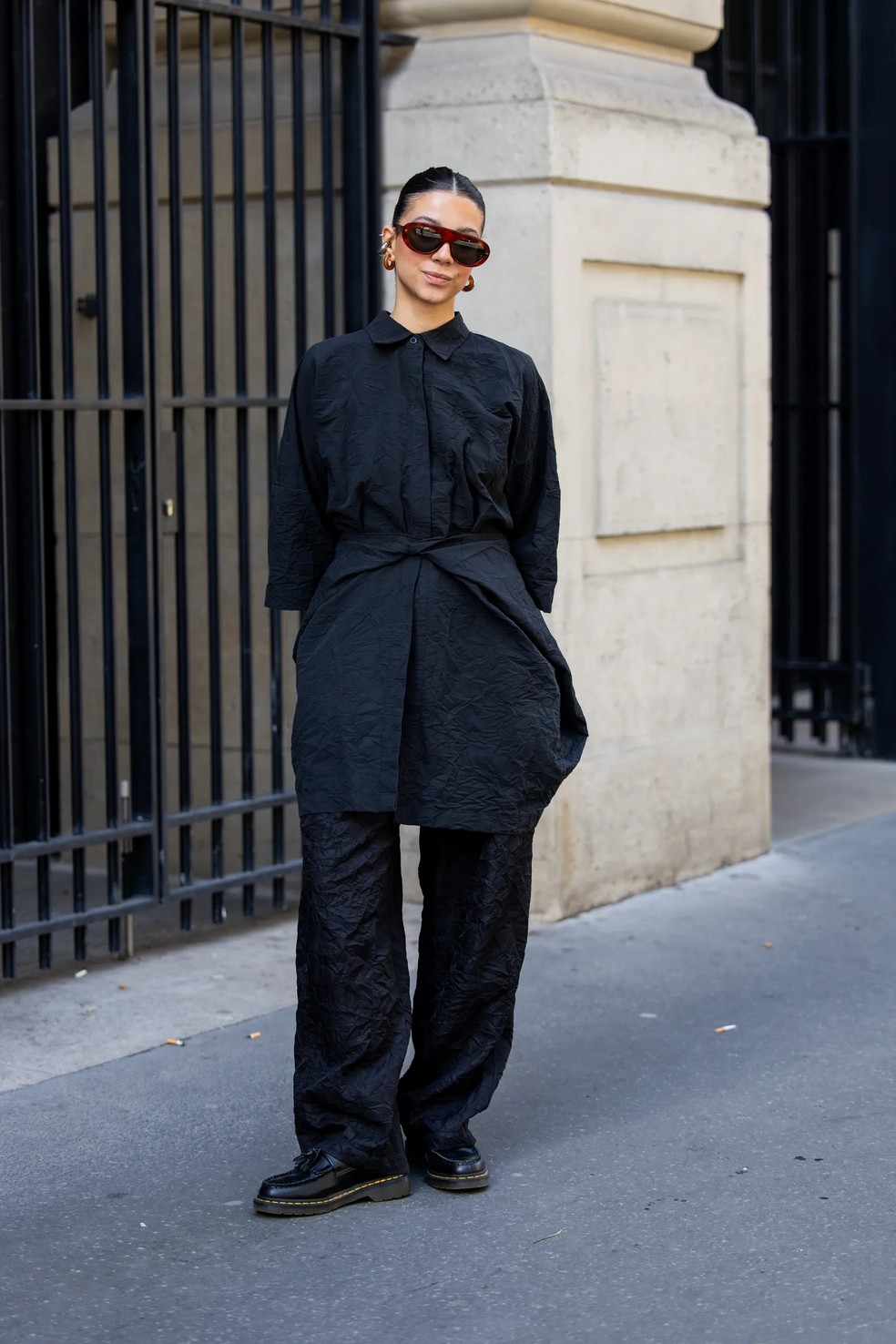 Truques para vestir de preto e se destacar — Foto: Getty Images