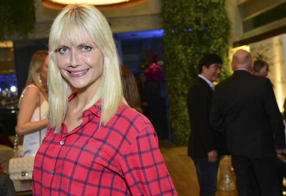 A top Ana Claudia Michels mostra seus fios platinados (Foto: Divulgação) — Foto: Glamour
