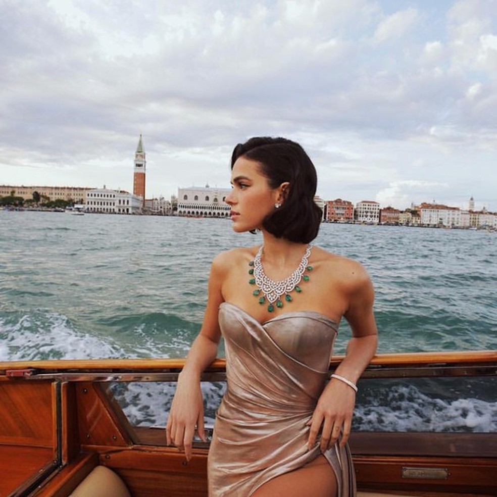 Bruna Marquezine; atenção ao colar de brillhantes e esmeraldas! (Foto: Reprodução Instagram @goncaloasilva) — Foto: Glamour