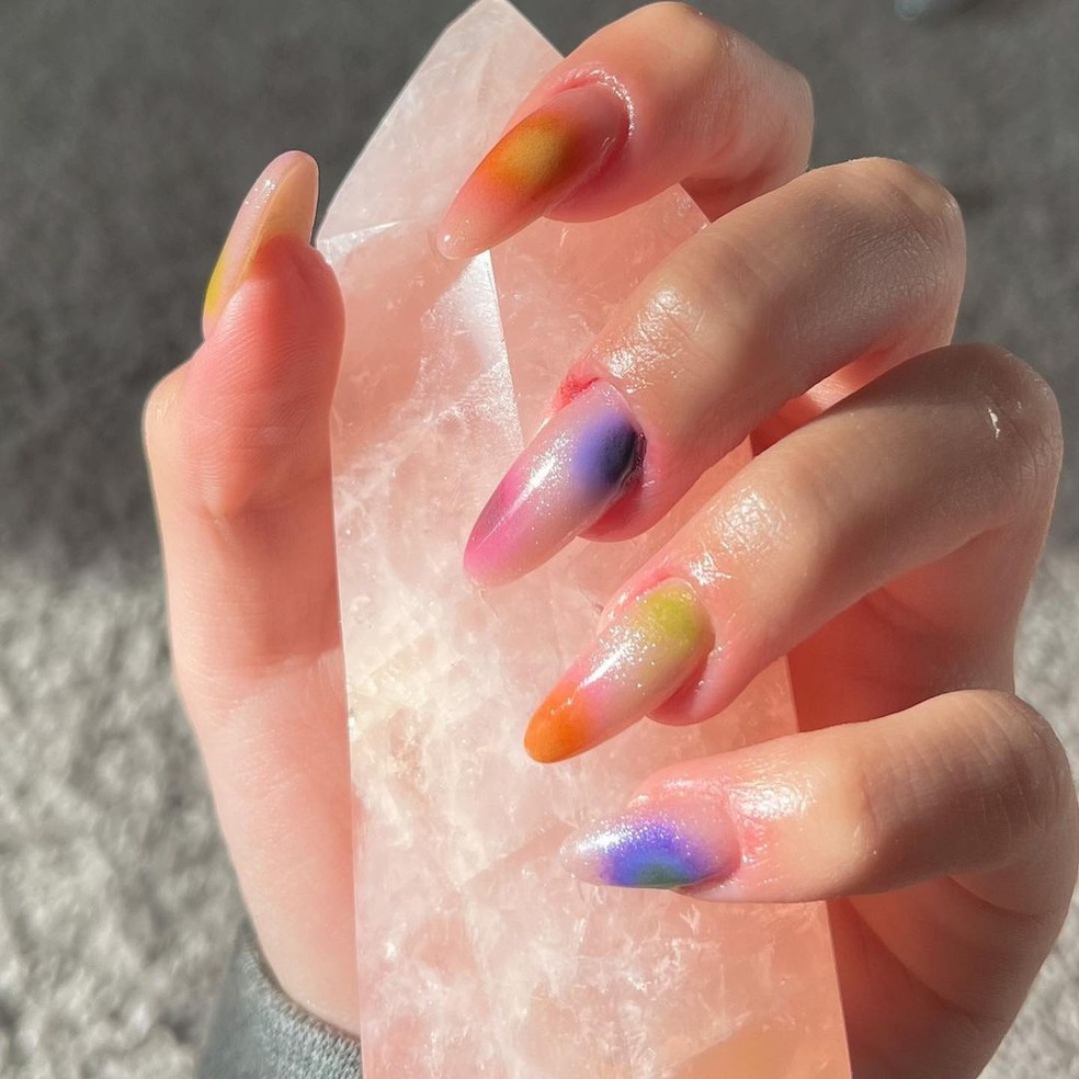 Aura nails — Foto: Reprodução/Instagram @adriannaswrld333