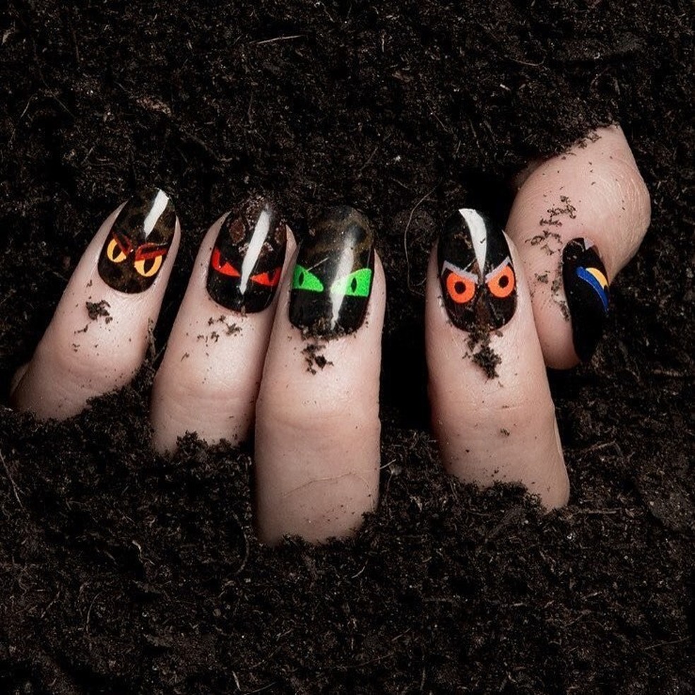 Nail art perfeitas para complementar o look de Halloween (Foto: @shopncla) — Foto: Glamour