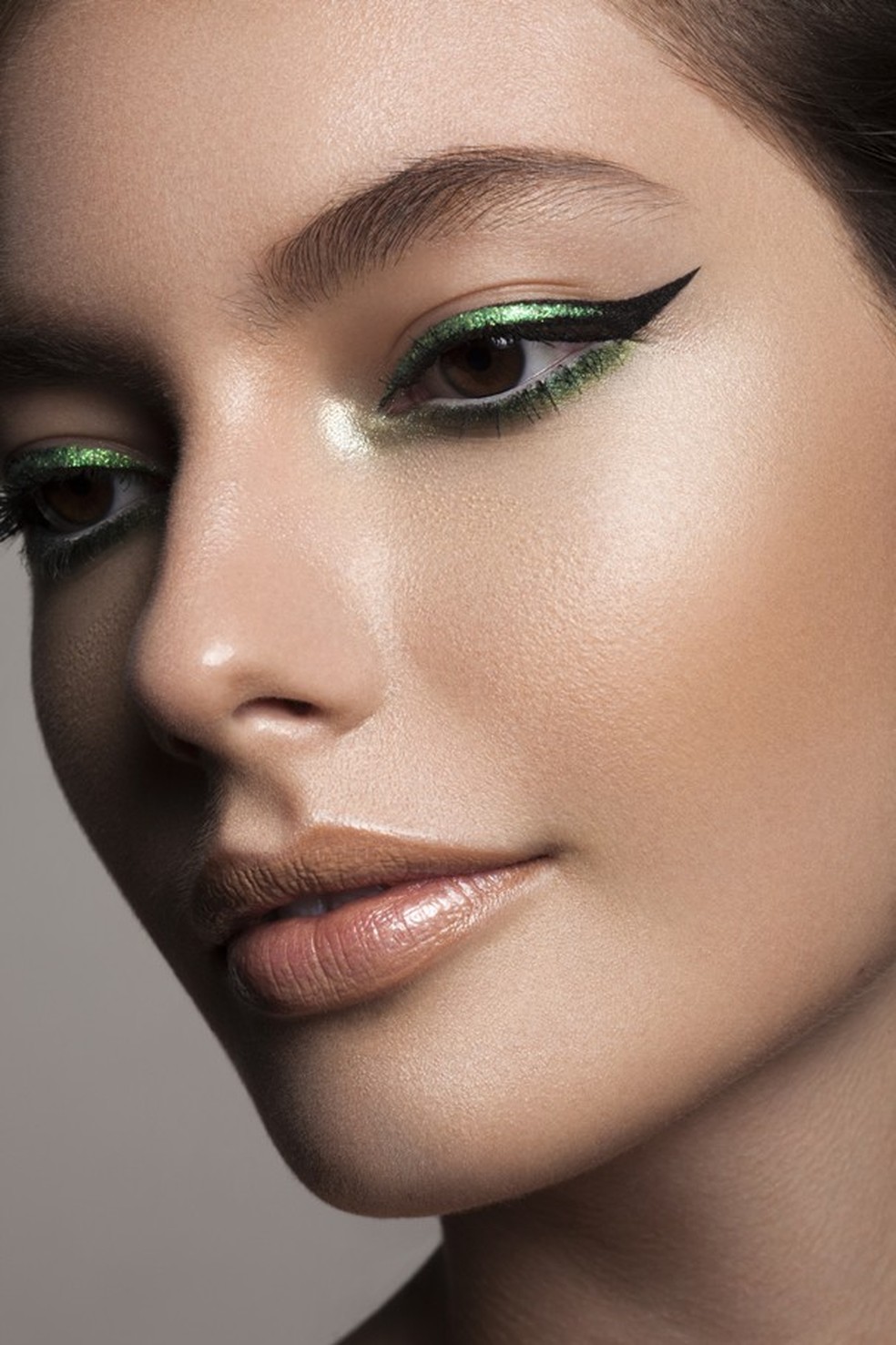 Verde greenery: Como usar a cor do ano na maquiagem (Foto: Andrea Dematte) — Foto: Glamour
