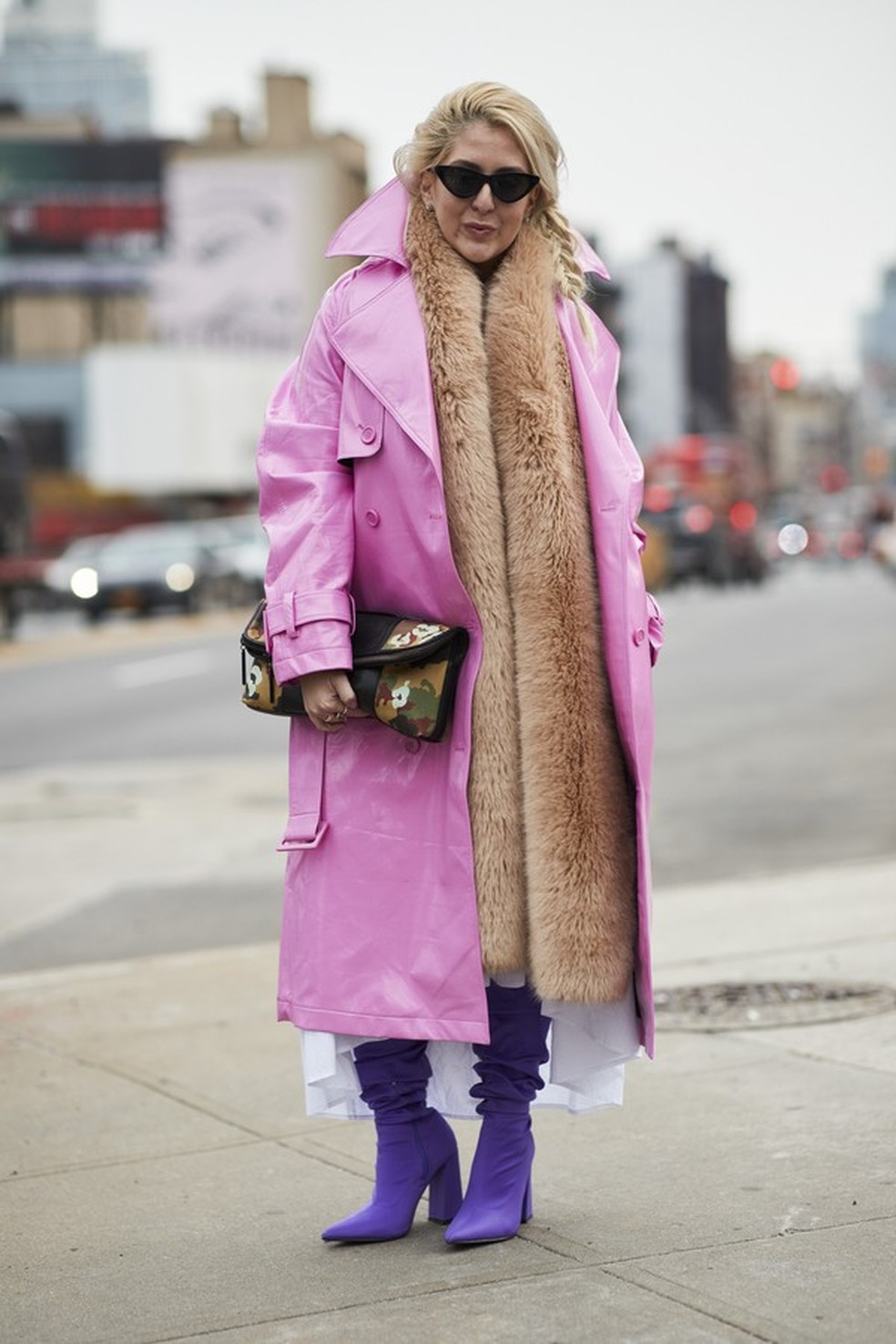 E esse sobretudo de plástico? Chic! (Foto: Imaxtree) — Foto: Glamour