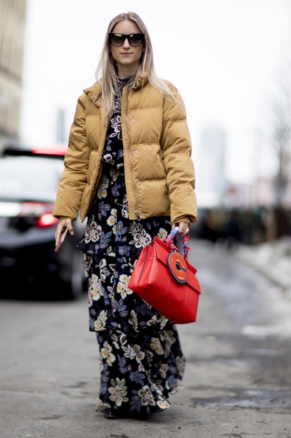 Floral com fundo escuro é hit neste inverno! (Foto: IMaxTree) — Foto: Glamour