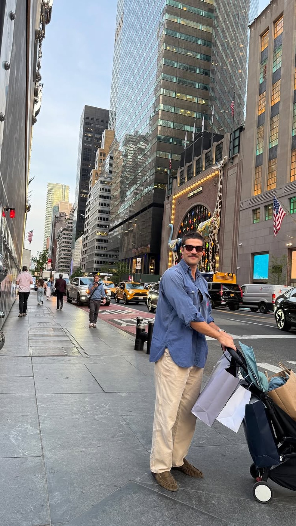 Laura Neiva curte passeio em Nova York com Chay Suede e a filha — Foto: Reprodução/Instagram