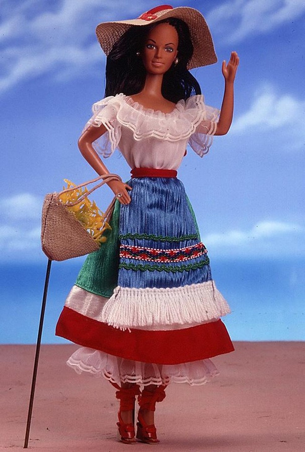 A Barbie italiana também nasceu em 1980. Olha esse look que fofura! (Foto: Divulgação) — Foto: Glamour
