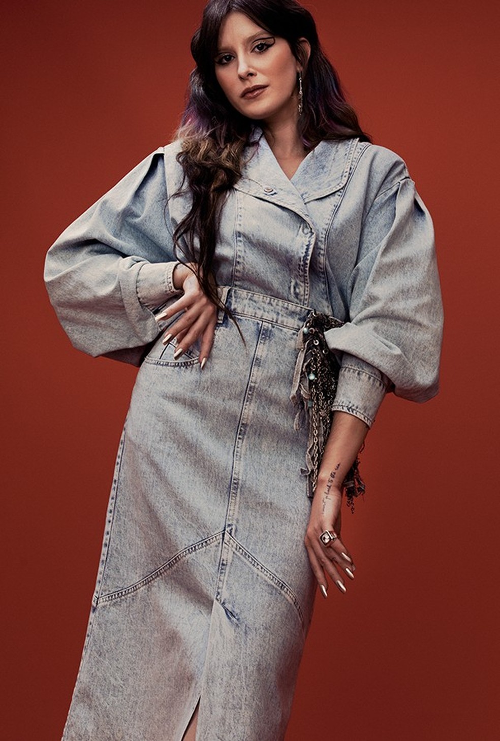 Jaqueta, R$ 4.290, saia, R$ 3.390, e brincos, R$ 3.230, tudo Isabel Marant. Pochete, R$ 399, Machado.Outfit; anel, Maria Pellegrino (Foto: Amanda Adaszz) — Foto: Glamour