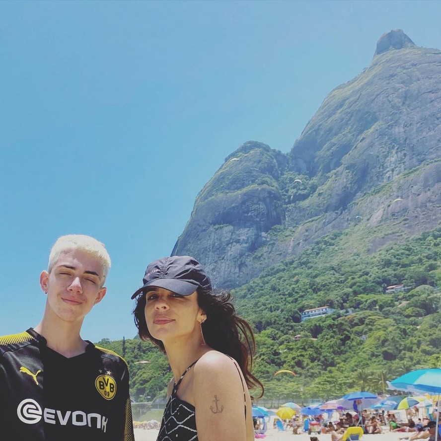 Maria Ribeiro posta foto rara com o irmão