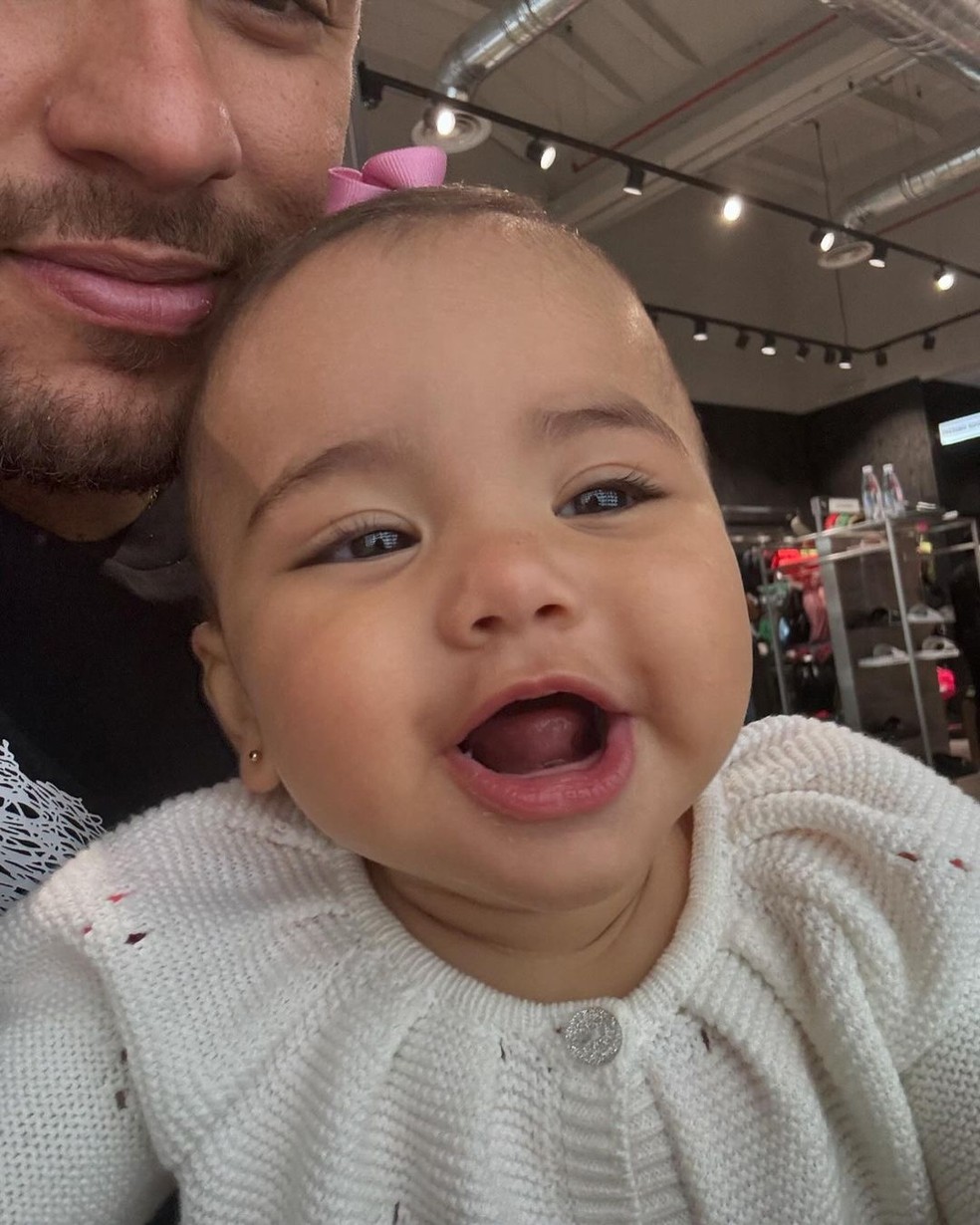 Neymar Jr abre álbum de fotos com a filha, Mavie: 'Puxou a beleza da mãe'