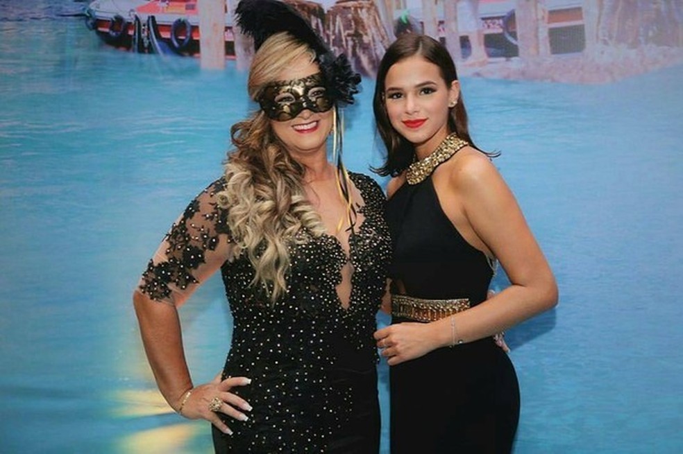 Bruna Marquezine curte festa de aniversário da mãe de Neymar