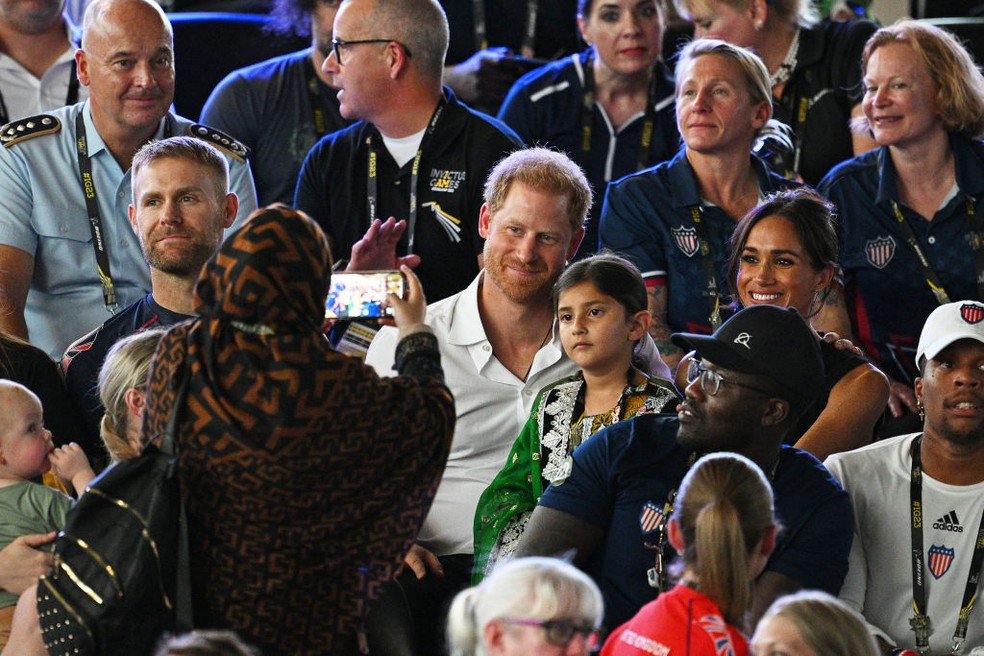 Príncipe Harry e Meghan Markle em foto com fãs — Foto: Getty Images