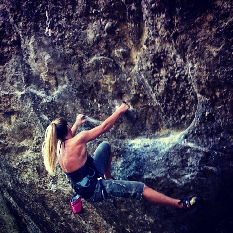 A americana caiu 15 metros de altura (prédio de 5 andares) ao escalar uma montanha na Califórnia (Foto: Reprodução/ Instagram) — Foto: Glamour
