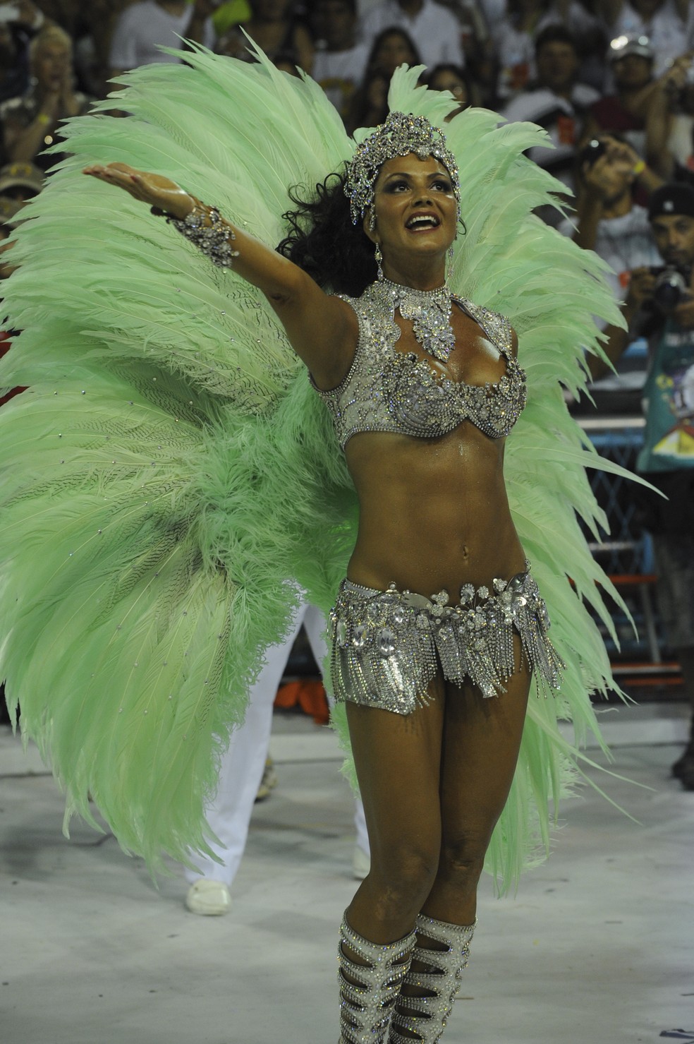 Luiza Brunet desfile como rainha de bateria da Imperatriz Leopoldinense, em 2010 — Foto: Getty Images