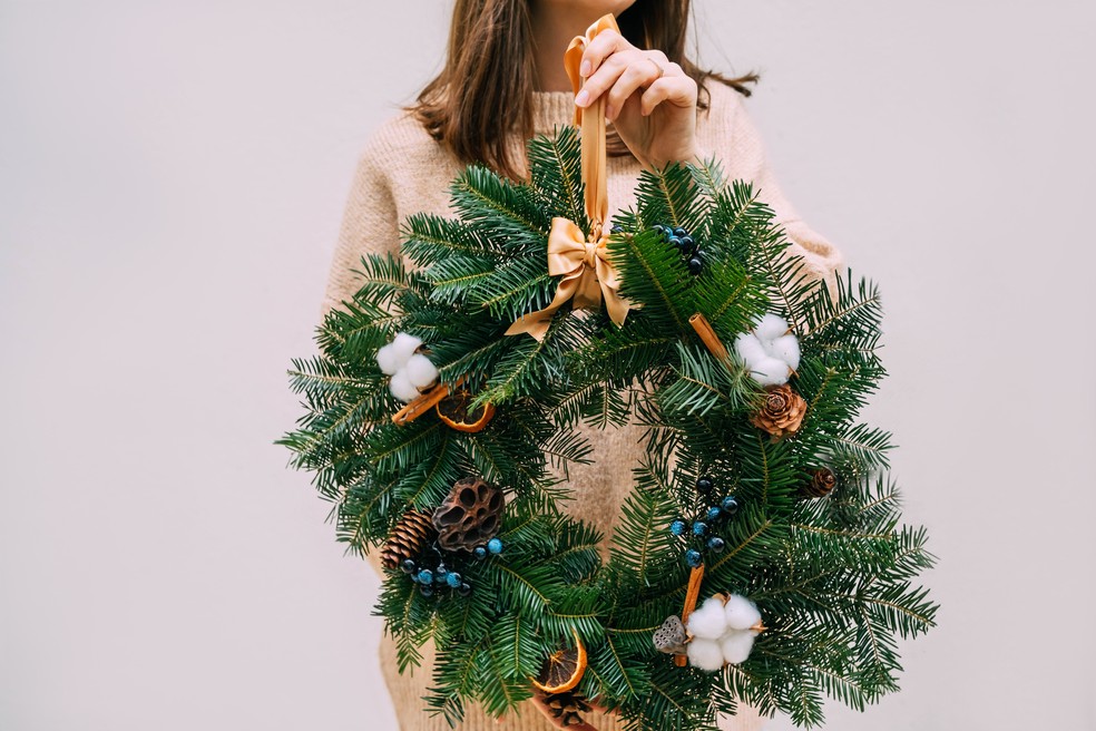 Como e onde colocar a canela na árvore de Natal? — Foto: Getty Images