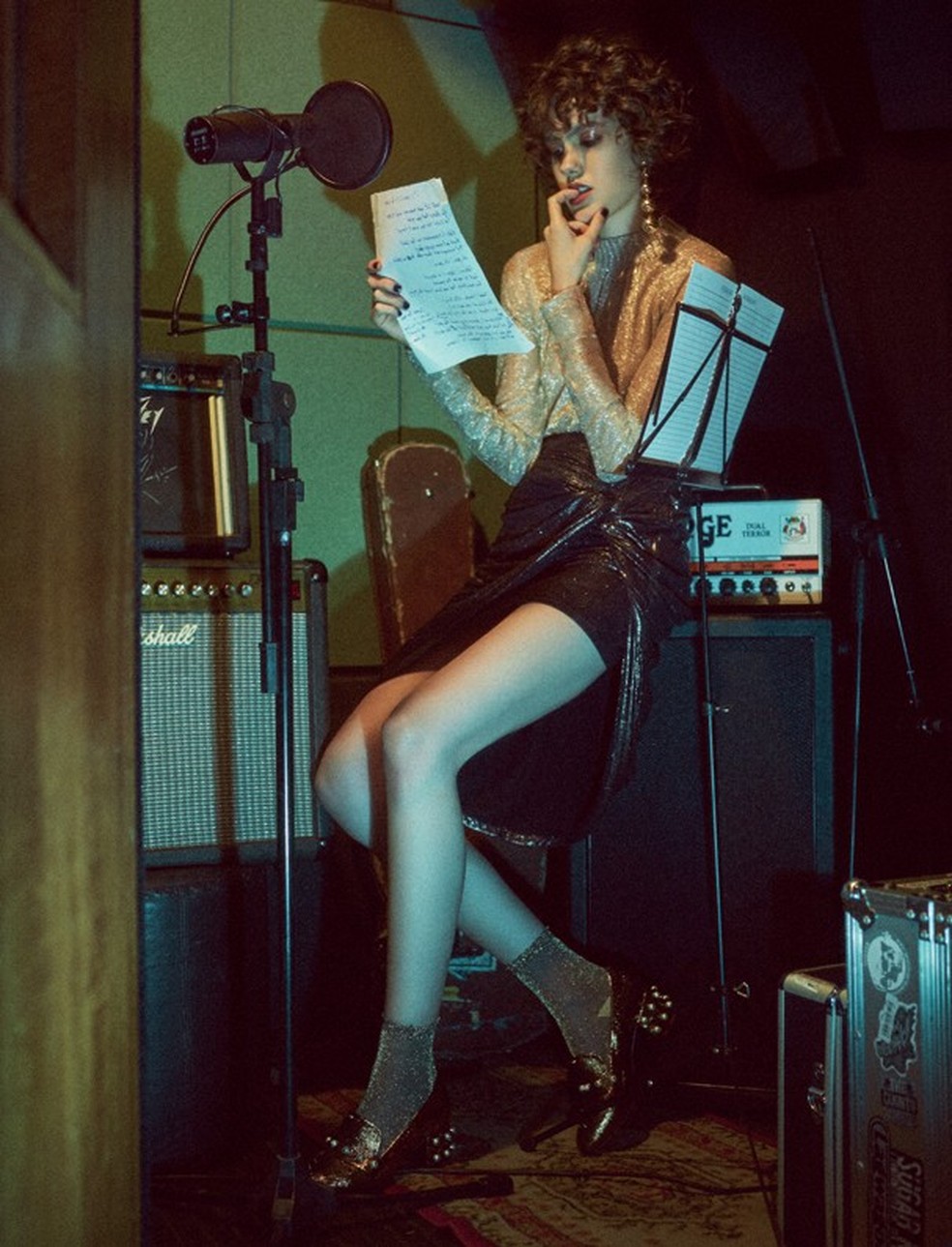 Blusa, R$ 1.045, Vitor Zerbinato; saia, R$ 390, Carmim. Brincos, R$ 380, Lool; meias, R$ 20, Forever 21; sapatos, R$ 690, Schutz (Foto: Gil Inoue) — Foto: Glamour