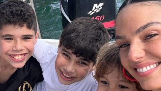 Isis Valverde curte passeio de barco com os filhos de Wanessa Camargo