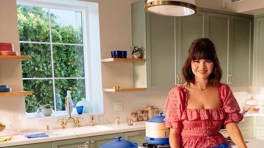 Selena Gomez lança collab com marca de panelas e utensílios para cozinha