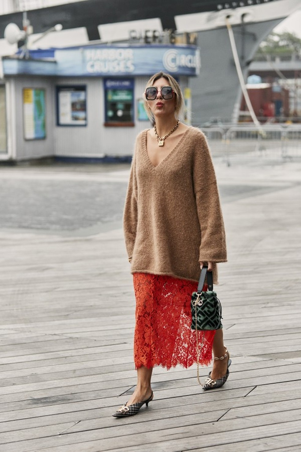 Living Coral: looks direto do street style com a cor de 2019 (Foto: Imaxtree) — Foto: Glamour