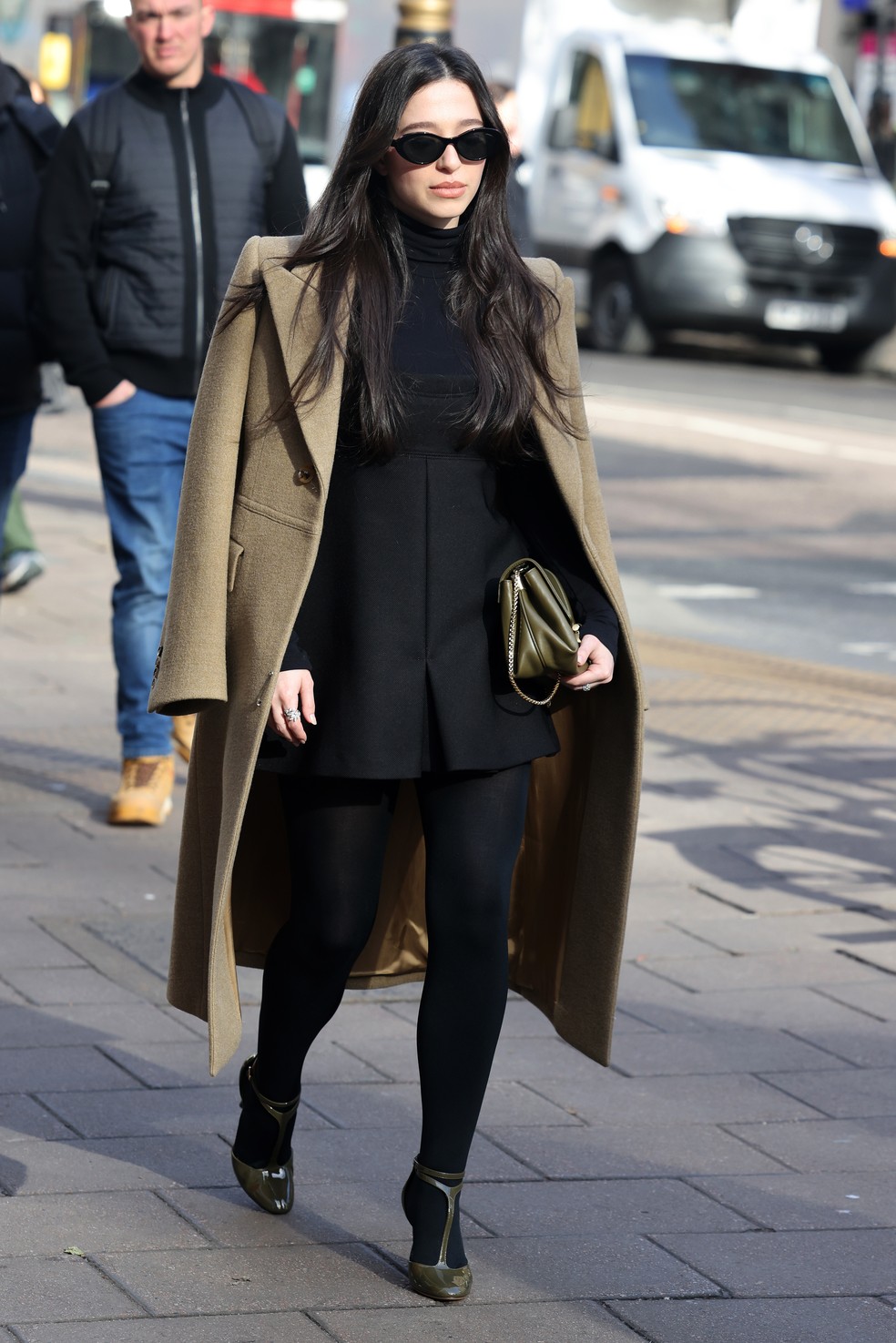 Mikey Madison usa meia-calça em fio 80 e sobretudo de lã — Foto: Getty Images