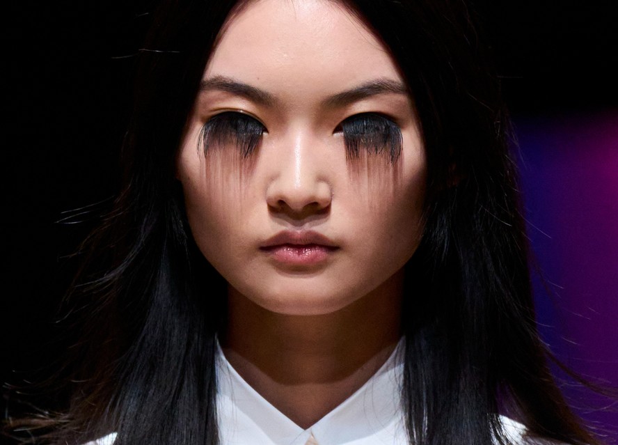 Cílios dramáticos assinados por Pat McGrath para Prada