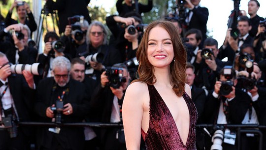 Festival de Cannes 2024: Emma Stone brilha decotada no red carpet
