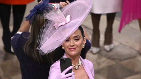 Katy Perry é flagrada fazendo selfie na coroação do Rei Charles III