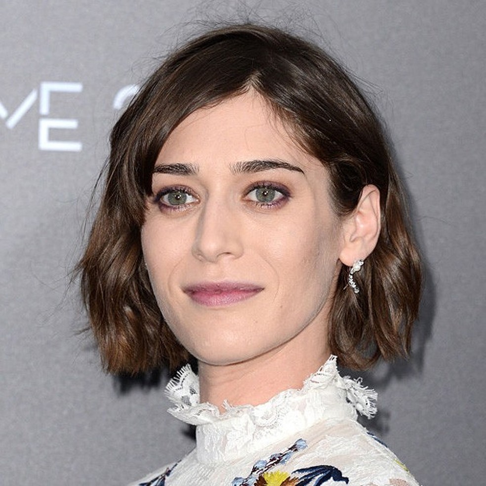 Lizzy Caplan (Foto: Getty Images) — Foto: Glamour
