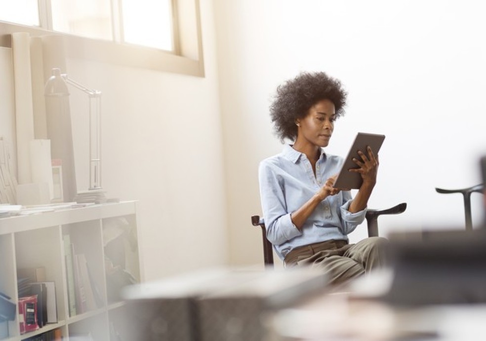 Young businesswoman using digital tablet in office (Foto: Getty Images) — Foto: Glamour