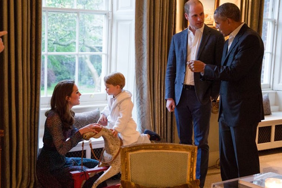 Príncipe George conhece presidente Barack Obama e dá show de fofura