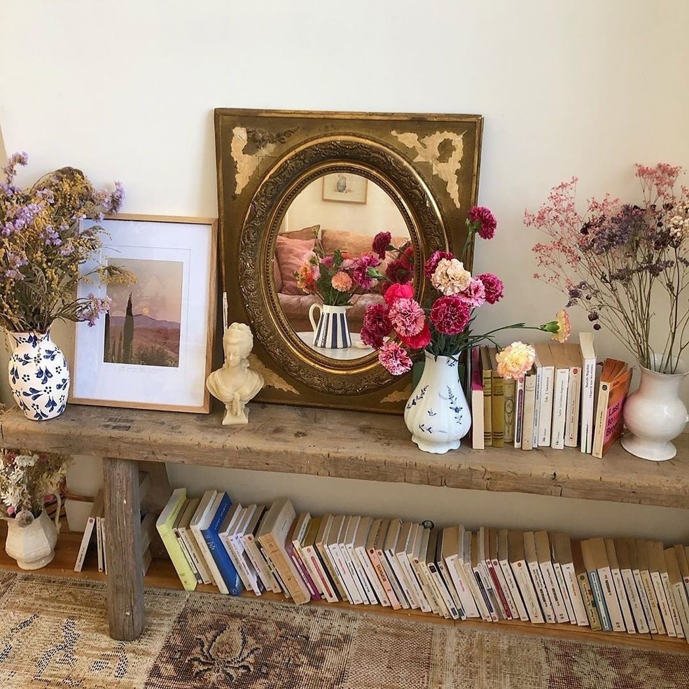 A biblioteca da francesa Jeanne Damas (Foto: Reprodução/Instagram) — Foto: Glamour