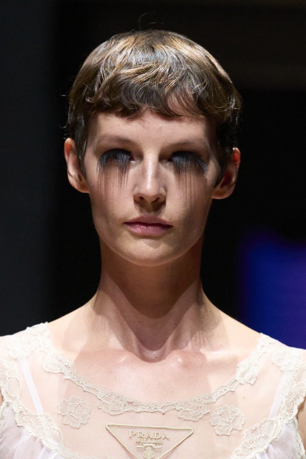Cílios dramáticos assinados por Pat McGrath para Prada — Foto: Imax