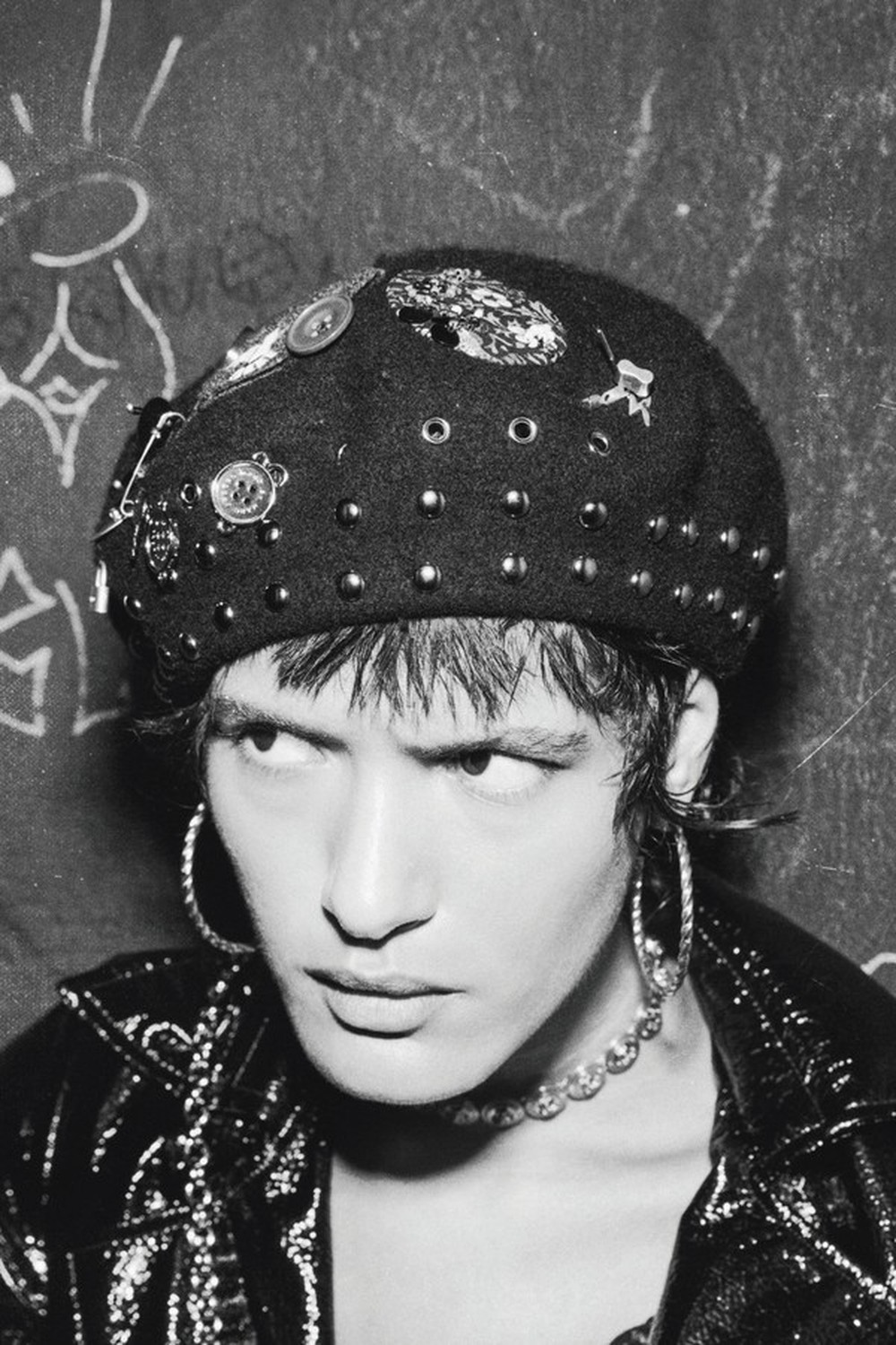 Estilo rocker: saiba como investir em tachas, xadrez, vinil e texturas ...