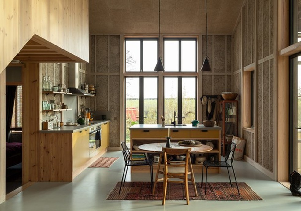 Casa na Inglaterra é carbono neutra e feita de cânhamo (Foto: Oskar Proctor/Divulgação) — Foto: Glamour