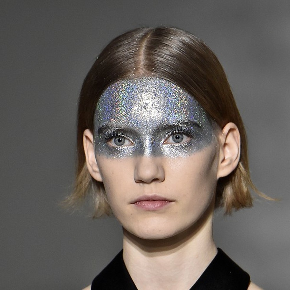 Beauty crush: o rosto glitterizado no desfile de alta costura da Givenchy (Imaxtree) — Foto: Glamour