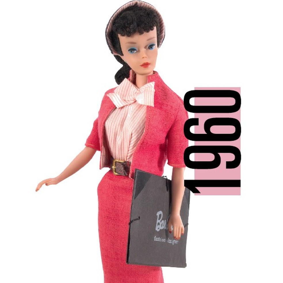 A Barbie estilista, de 1960, e seu look típico da década (Foto: Getty Images) — Foto: Glamour