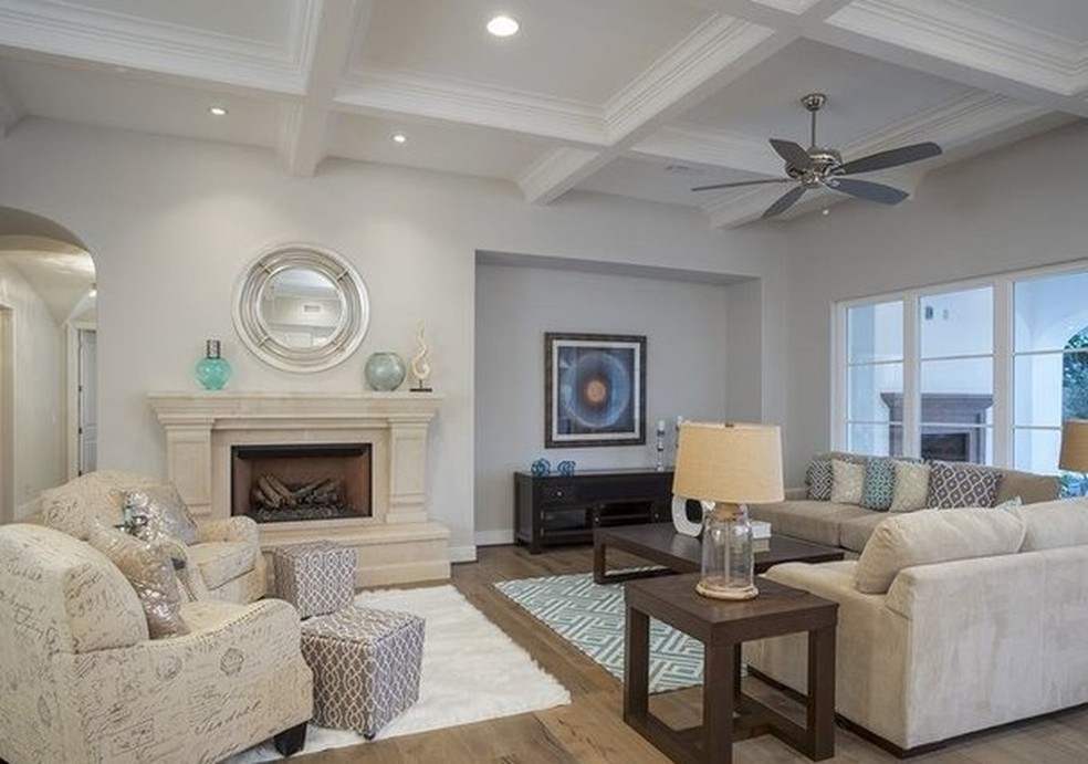 Sala de estar da mansão de Michael Phelps (Foto: HighResMedia/Divulgação) — Foto: Glamour