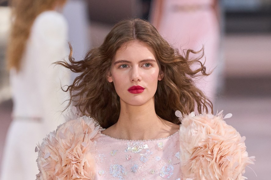 O batom vermelho aberto será o tom do verão, de acordo com a passarela Chanel