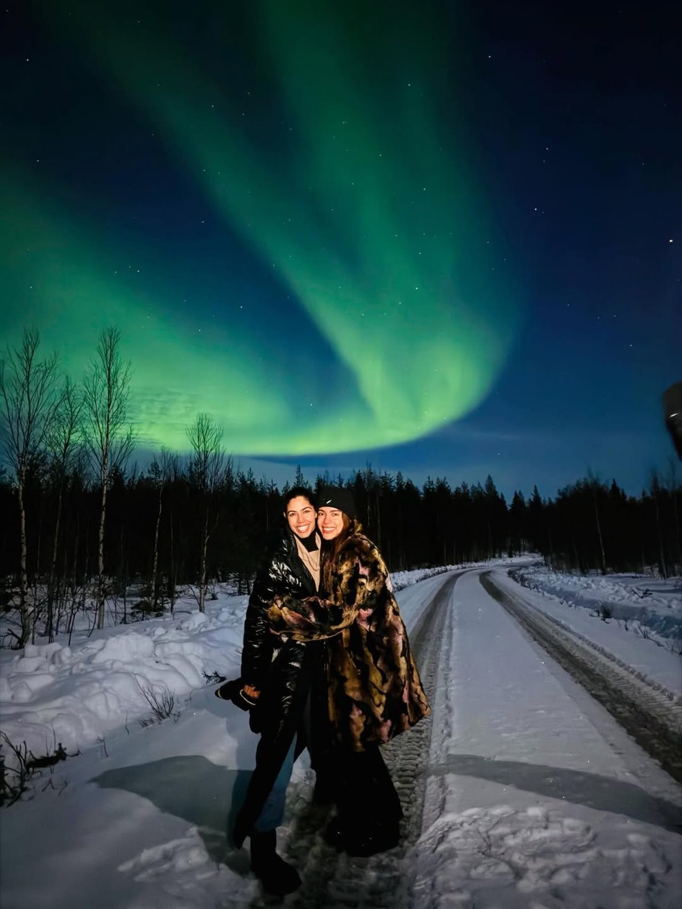 Anitta e Bela Gil encantam com clique na aurora boreal — Foto: Reprodução/Instagram