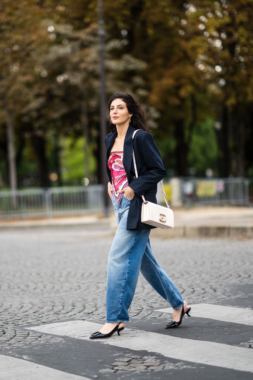 A atriz Razane Jammal apostou em uma calça modelo boyfriend para passear pelas ruas de Paris. (Foto: Getty Images) — Foto: Glamour